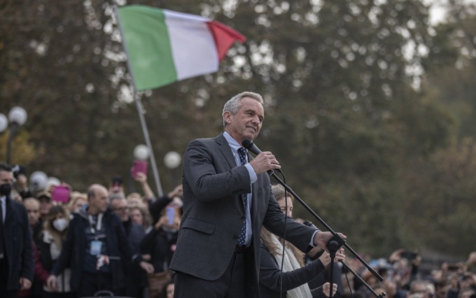 Robert Kennedy jr: No vax in piazza, ma alla sua festa di Natale… si entra solo con il Green pass