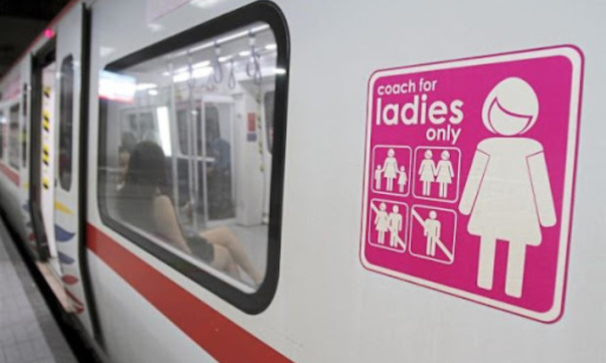 Oltre 35mila firme per le carrozze per sole donne dopo le violenze sessuali sul treno, ma la Lombardia dice no: “Meglio l’esercito”