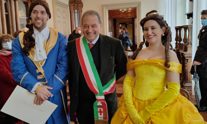 Proprio come nelle favole: in Comune si sposano… la bella e la bestia