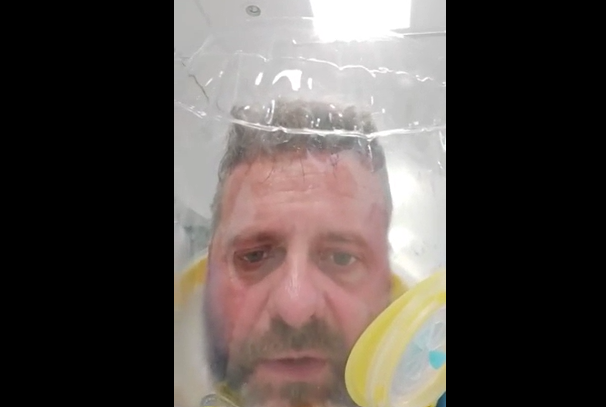 Dopo il video virale col casco, No vax “pentito” accusato di essere un attore