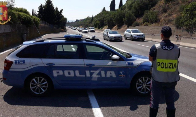 Vola da un viadotto, il datore di lavoro e i colleghi lo portano in strada e simulano un incidente: “Investito da un’auto pirata”