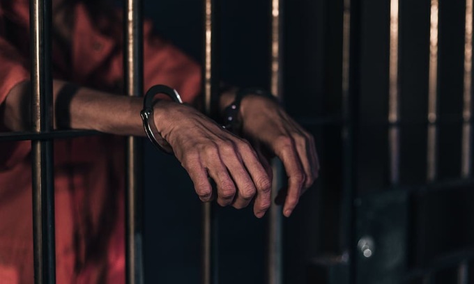 Furto col buco in ditta, poi lascia un “ricordino”: beccato 12 anni dopo grazie al Dna