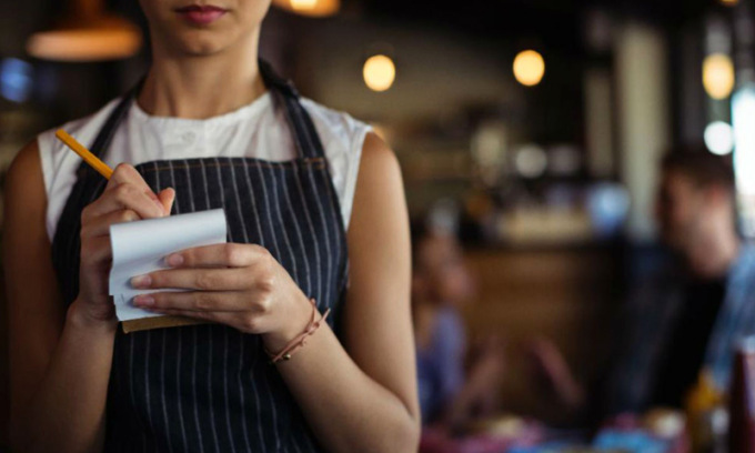 Paradosso Super Green pass: camerieri, baristi e cuochi al lavoro col tampone, ai clienti serve il vaccino