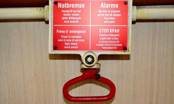 Azionava i freni d’emergenza dei treni in corsa: arrestato dopo oltre 100 episodi