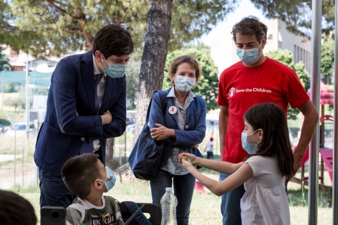 Vaccini ai bambini, il monito di Speranza: “Fidiamoci dei pediatri, non dei social”