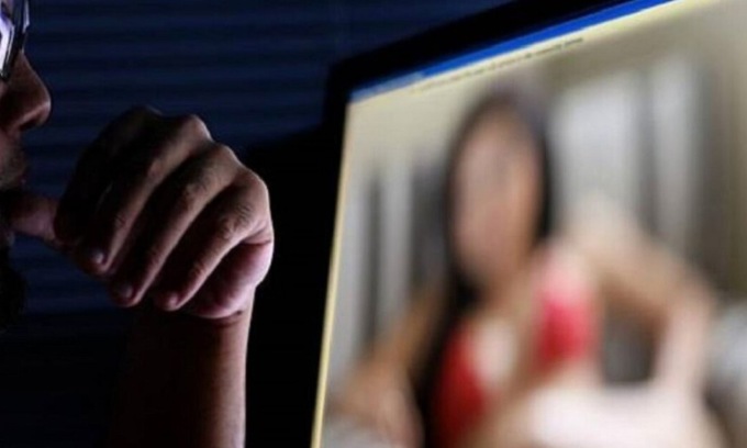 Una 22enne organizzava estorsioni sessuali con la complicità della madre