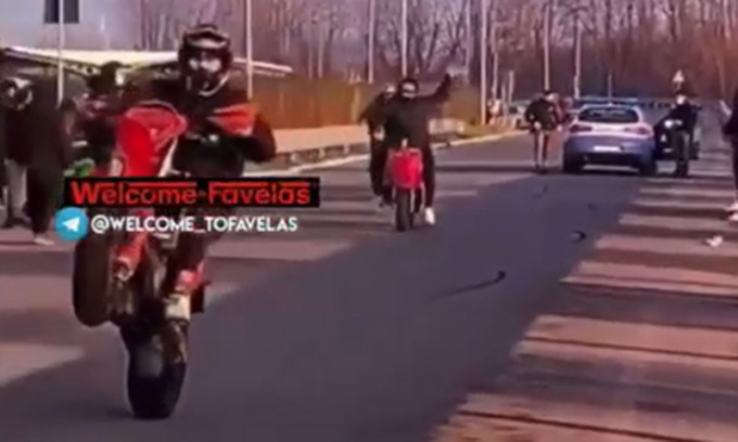 Tampona e insulta la Polizia: il video diventa virale… e lui viene beccato