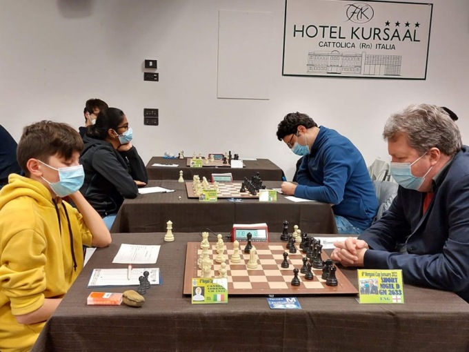 Genio 14enne degli scacchi stava battendo il vice campione mondiale, ma è squillato il cellulare…