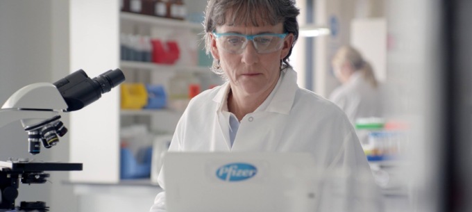 Pfizer promette entro marzo il vaccino contro Omicron (e le altre varianti)