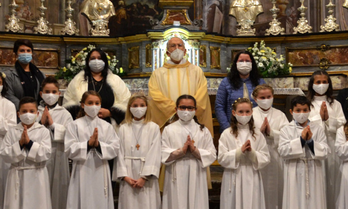 A messa raccomandata la mascherina ffp2: anche la Chiesa si allinea