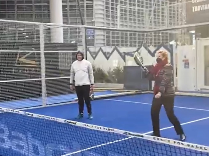 Il video virale di Letizia Moratti che gioca a padel con Vieri e Zambrotta