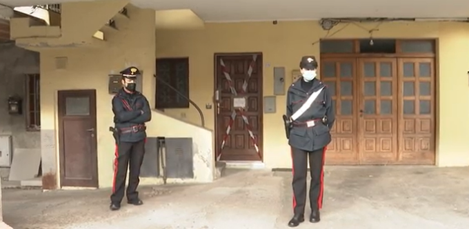 Uccide il figlio di 7 anni e nasconde il cadavere nell’armadio. Poi tenta di accoltellare la ex moglie