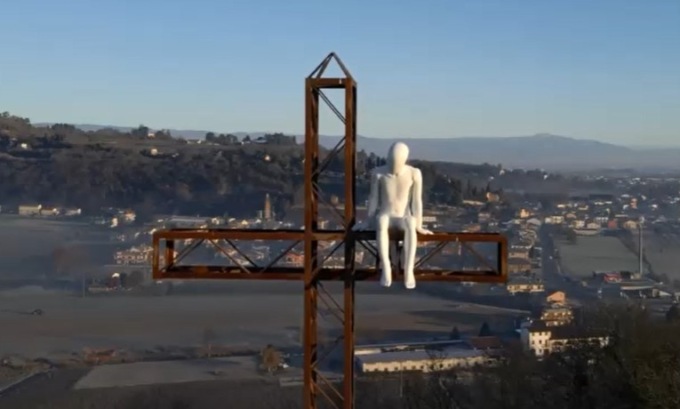 “L’angelo bianco” di Arcugnano, l’opera d’arte che divide i cittadini (ma piace a Zaia)