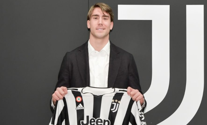 La Juventus presenta il bomber Vlahovic, ma il serbo sarebbe dovuto stare in isolamento causa Covid