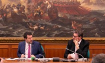 Passa la manovra, esulta la Lega. Salvini: "I soldi dei banchieri serviranno per la Sanità"