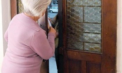 Truffe agli anziani: prima o poi doveva capitare l’acqua “contaminata da Covid”