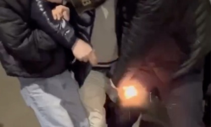 Ragazzi aggrediscono un vigile e lo disarmano, partono due colpi di pistola