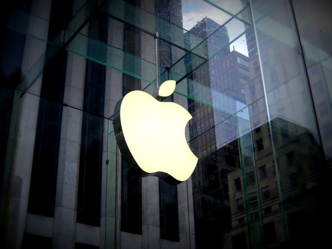 Apple, bonus ai dipendenti fino a 180mila dollari per non passare a Meta (ex Facebook)
