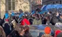 A Torino la Polizia carica gli studenti alla manifestazione per il 18enne morto durante lo stage scuola-lavoro
