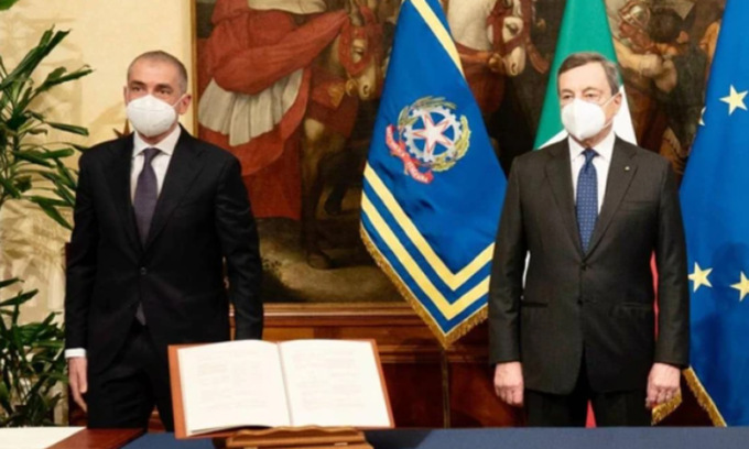 Da venerdì in tutta Italia via le mascherine all’aperto: Costa conferma