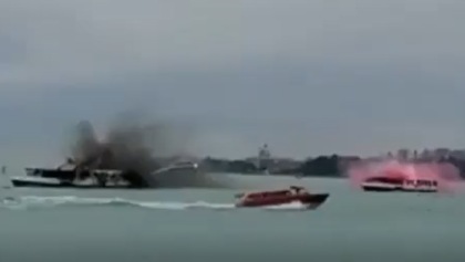 Battaglia navale a Venezia: i tifosi del Milan come pirati a colpi di bengala