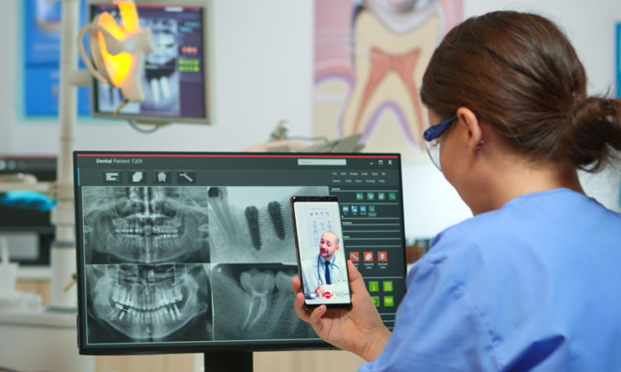 Il giudice reintegra il dentista No Vax, ma dovrà lavorare… in “dad”