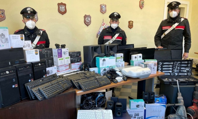A soli 15 anni svaligiano la scuola e mettono in vendita online tutti i computer
