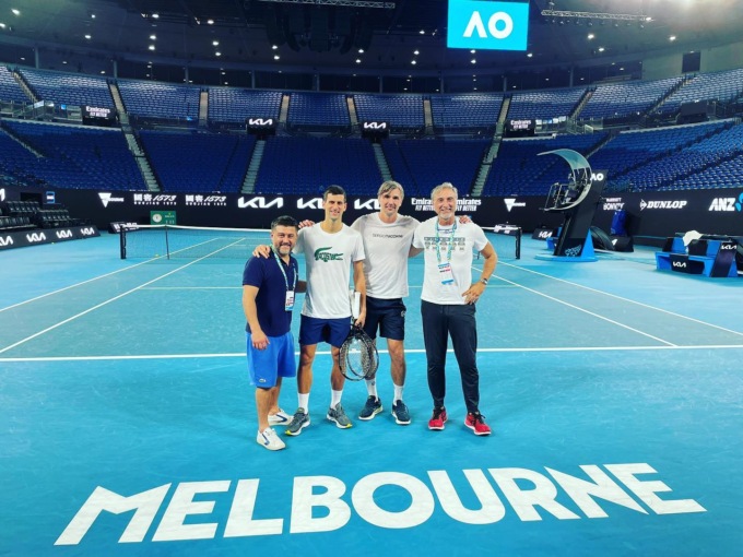 Djokovic ancora in stato di fermo: oggi si decide sulla sua espulsione dall’Australia