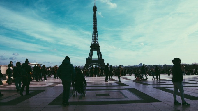 Francia: “I casi reali sono un milione al giorno”. E la Germania pensa all’obbligo vaccinale