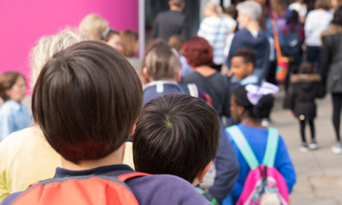 Il ministro Bianchi tira dritto: “Hub vaccinali direttamente nelle scuole”