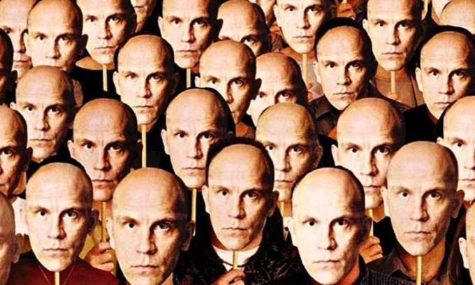 John Malkovich gira un film a Venezia, ma non trova un hotel perché senza Green pass