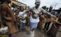 In Mozambico agli uomini calvi tagliano la testa credendo porti fortuna