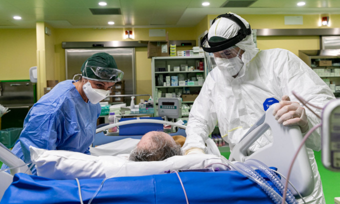 Il primario: “Contagi alle stelle con Omicron, ma il Covid oggi uccide meno di altre malattie”