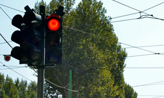 L’auto municipale passa con il rosso,  il Comune si fa la multa da solo