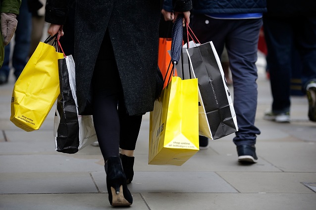 Positiva al Covid va a fare shopping: “Non potevo perdere i saldi”