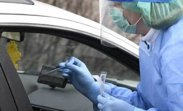 Usa: figlio positivo al Covid, la mamma lo chiude nel bagagliaio dell’auto per non farsi contagiare