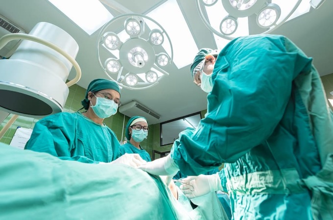 Rischia di morire di cancro, ma il suo intervento (programmato da mesi) viene rimandato causa Covid