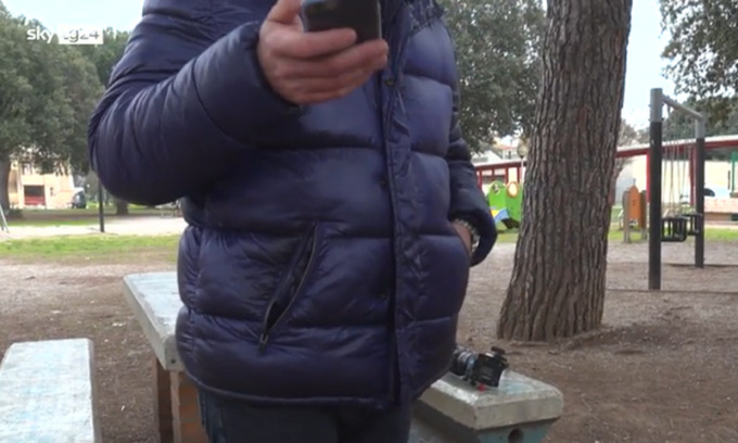 “Devi bruciare nei forni, ebreo”, due ragazze aggrediscono un dodicenne al parco: parla il papà