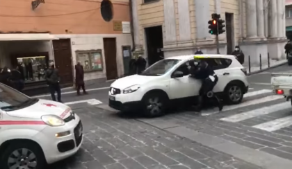 Il video del vigile che si aggrappa all’auto in fuga e la ferma