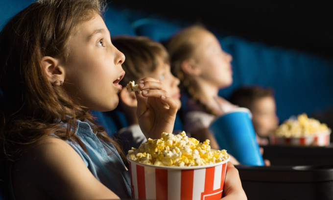 Tornano i pop corn al cinema. Stadi, mezzi pubblici e Green pass: quando cadono le restrizioni
