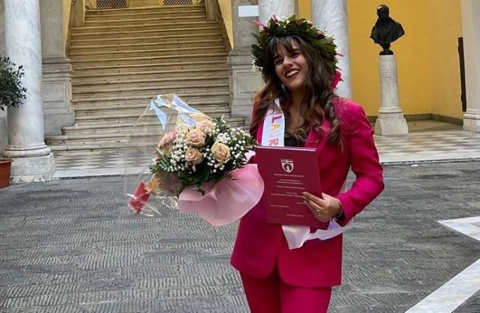 Bloccata in autostrada per un incidente, si laurea al telefono