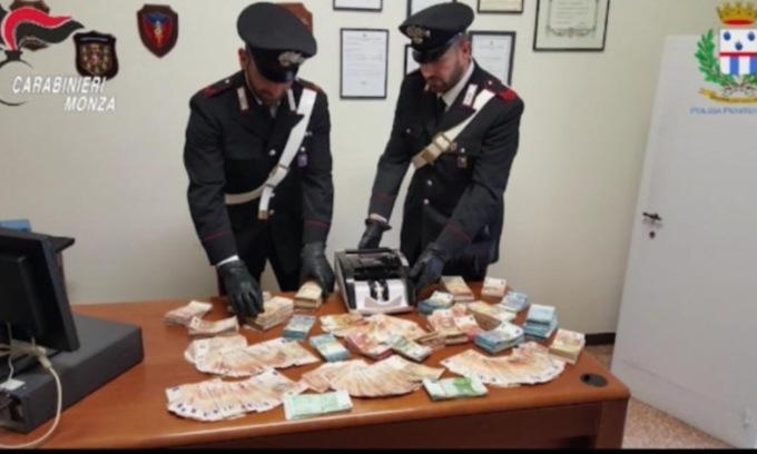 Spacciatori si fingono poliziotti per  rubare la droga ai rivali