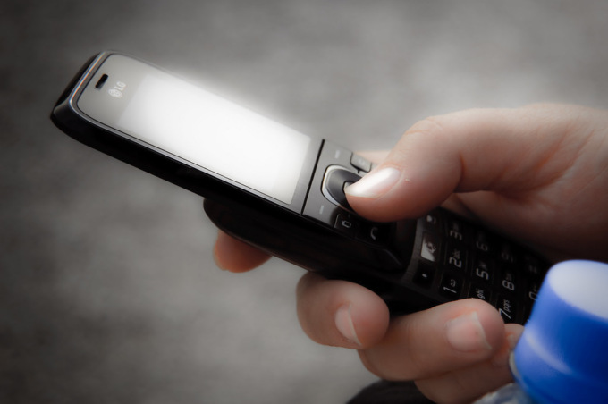 Trova un cellulare e lo restituisce. Denunciato per furto