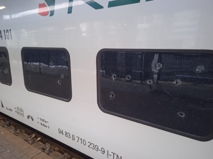 Folle infrange a martellate i finestrini di un treno fermo in stazione