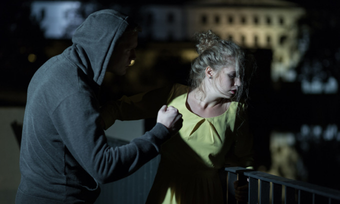 Riempie di botte la compagna incinta in mezzo alla strada perché voleva lasciarlo