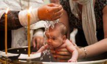 Per 20 anni un prete ha sbagliato la formula del battesimo: annullati tutti i sacramenti