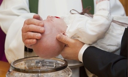 Addio a padrini e madrine ai battesimi e alle cresime: una decisione che fa discutere