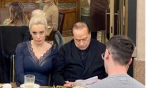 Silvio Berlusconi, merenda mano nella mano con la fidanzata da Cracco a Milano