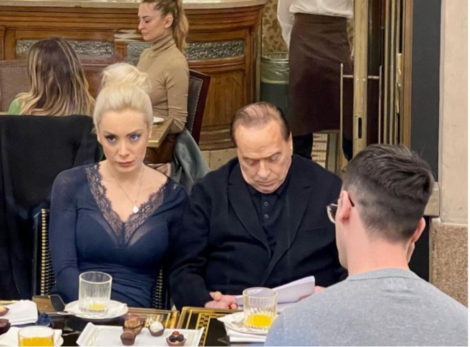Silvio Berlusconi, merenda mano nella mano con la fidanzata da Cracco a Milano