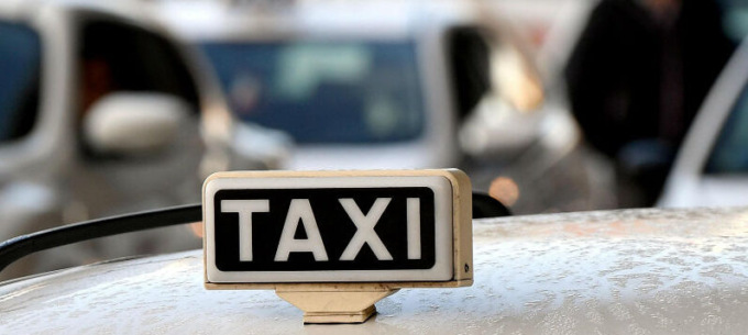 Butta giù un cliente dal taxi in corsa, incastrato dall’intercettazione: “E’ grave, bene, non parlerà”